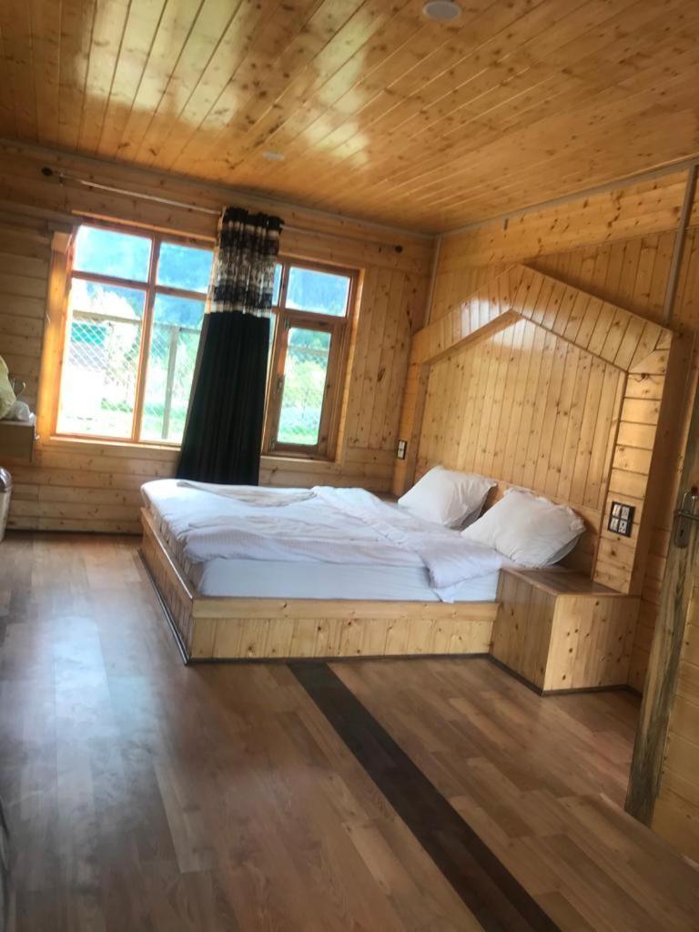 Pine Palace Resort Pahalgām Esterno foto